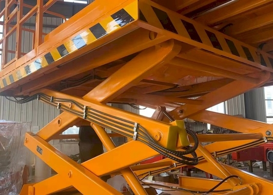 بالابر قیچی دیزلی 680 کیلوگرمی پلت فرم OEM 3.98mx1.83m برای زمین ناهموار